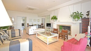 TV, fireplace, DVD player - Llenaire - Xata, seafront house with private pool in Puerto de Pollença (Pollensa)