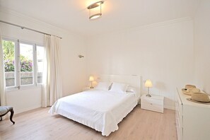4 bedrooms, in-room safe, iron/ironing board, free WiFi - Llenaire - Xata, seafront house with private pool in Puerto de Pollença (Pollensa)