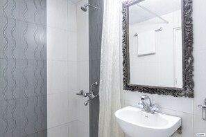Dusche, Haartrockner, Handtücher