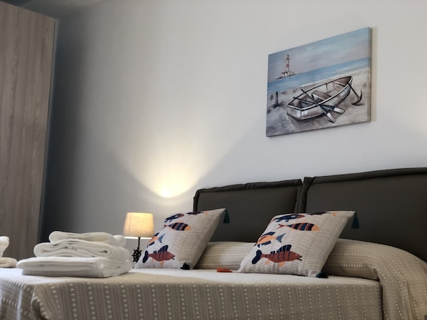 1 dormitorio, tabla de planchar con plancha, ropa de cama
