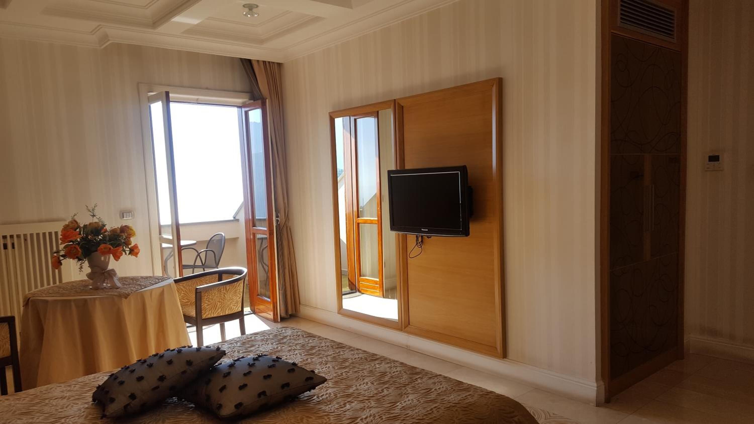 Suite, spabadekar | Minibar, safe på rommet, skrivebord og skrivebord for bærbar PC