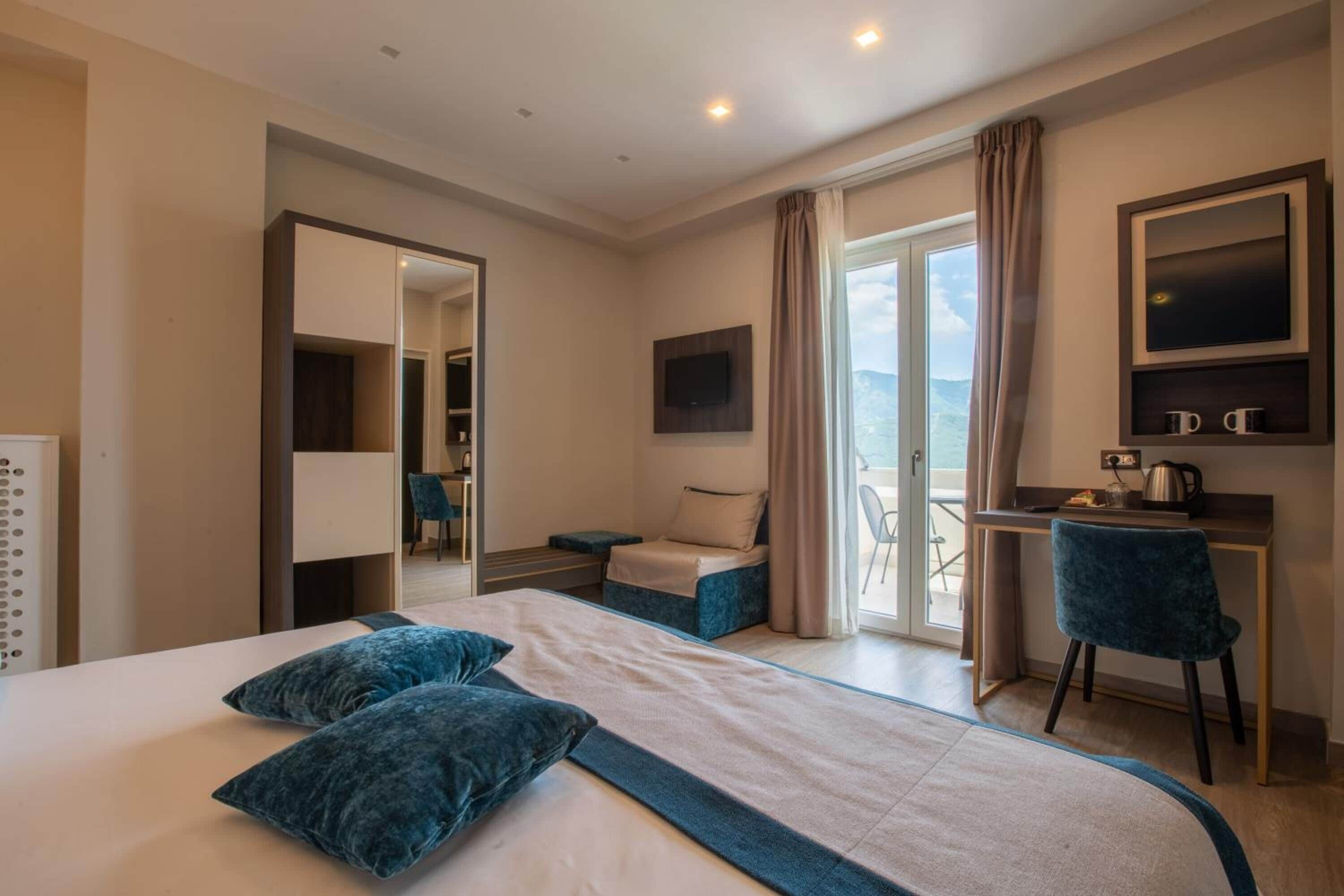 Chambre Deluxe Double ou avec lits jumeaux, vue mer | Minibar, coffres-forts dans les chambres, bureau