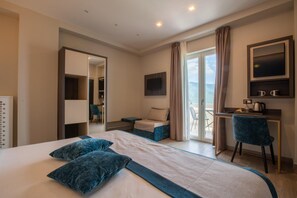 Deluxe dubbelrum eller tvåbäddsrum - havsutsikt | 1 sovrum, minibar, värdeförvaringsskåp på rummet och skrivbord