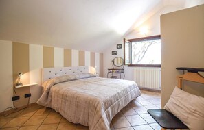 3 bedrooms, travel cot, free WiFi, bed sheets