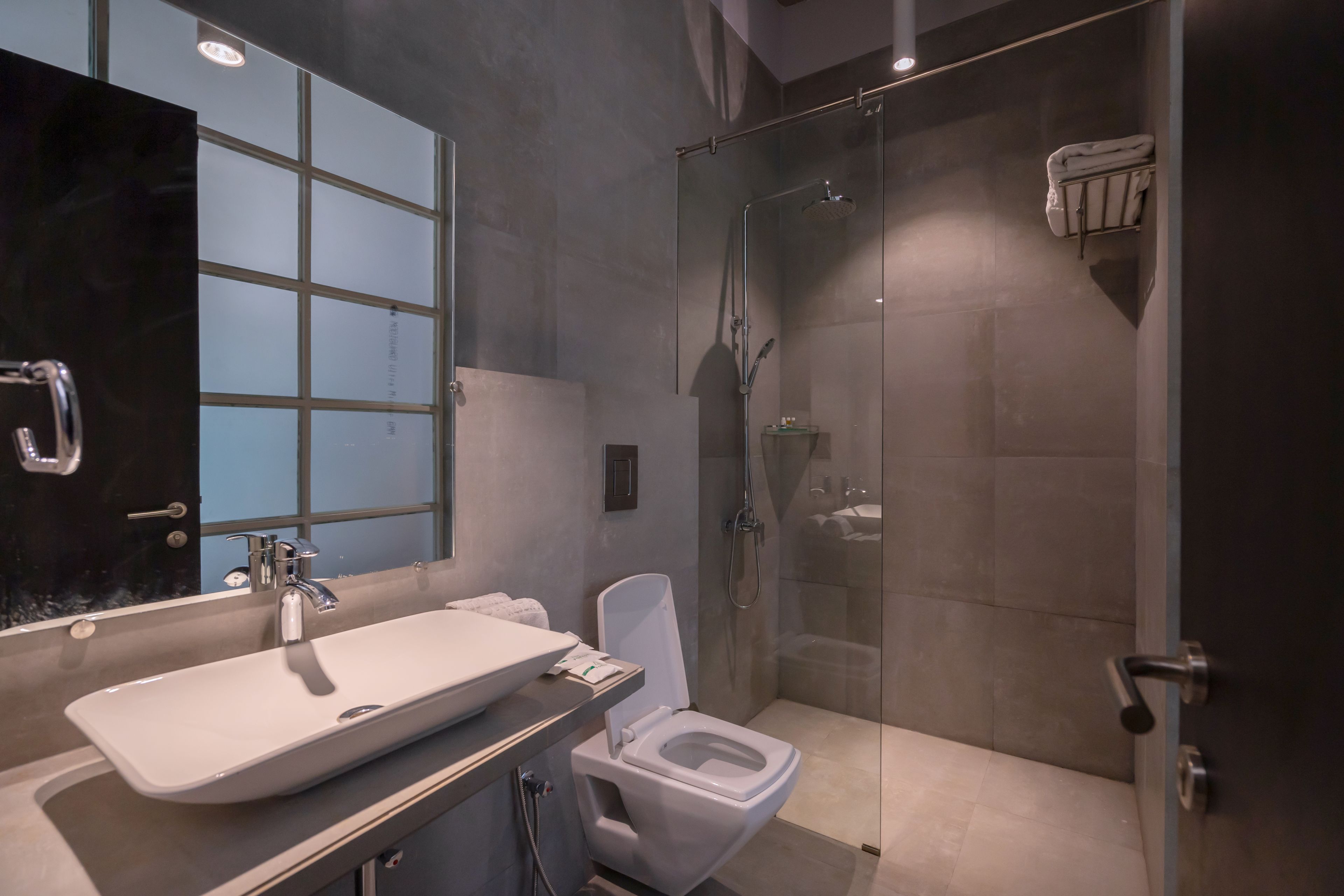 deluxe double room, 1 double bed, non smoking, garden view | bathroom | shower, free toiletries, hair dryer, slippers