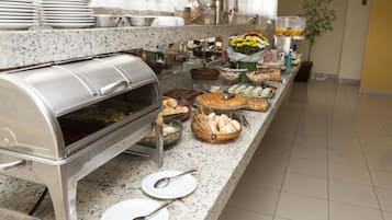 Café da manhã com buffet grátis todos os dias