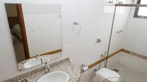 Regadera y toallas