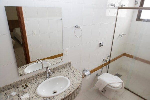 Shower, towels - Hotel Ouro Lavras (Lavras)