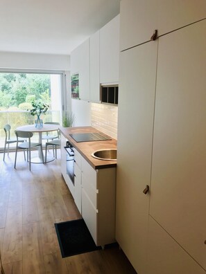 Réfrigérateur, micro-ondes, four, plaque de cuisson