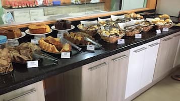 Café da manhã com buffet grátis todos os dias