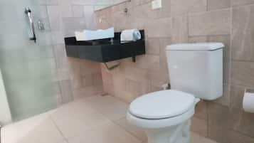 Chuveiro, toalhas de banho