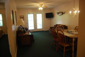 TV - See the Horses! @ LakePointe Resort - no cleaning fees! (Russell Springs)