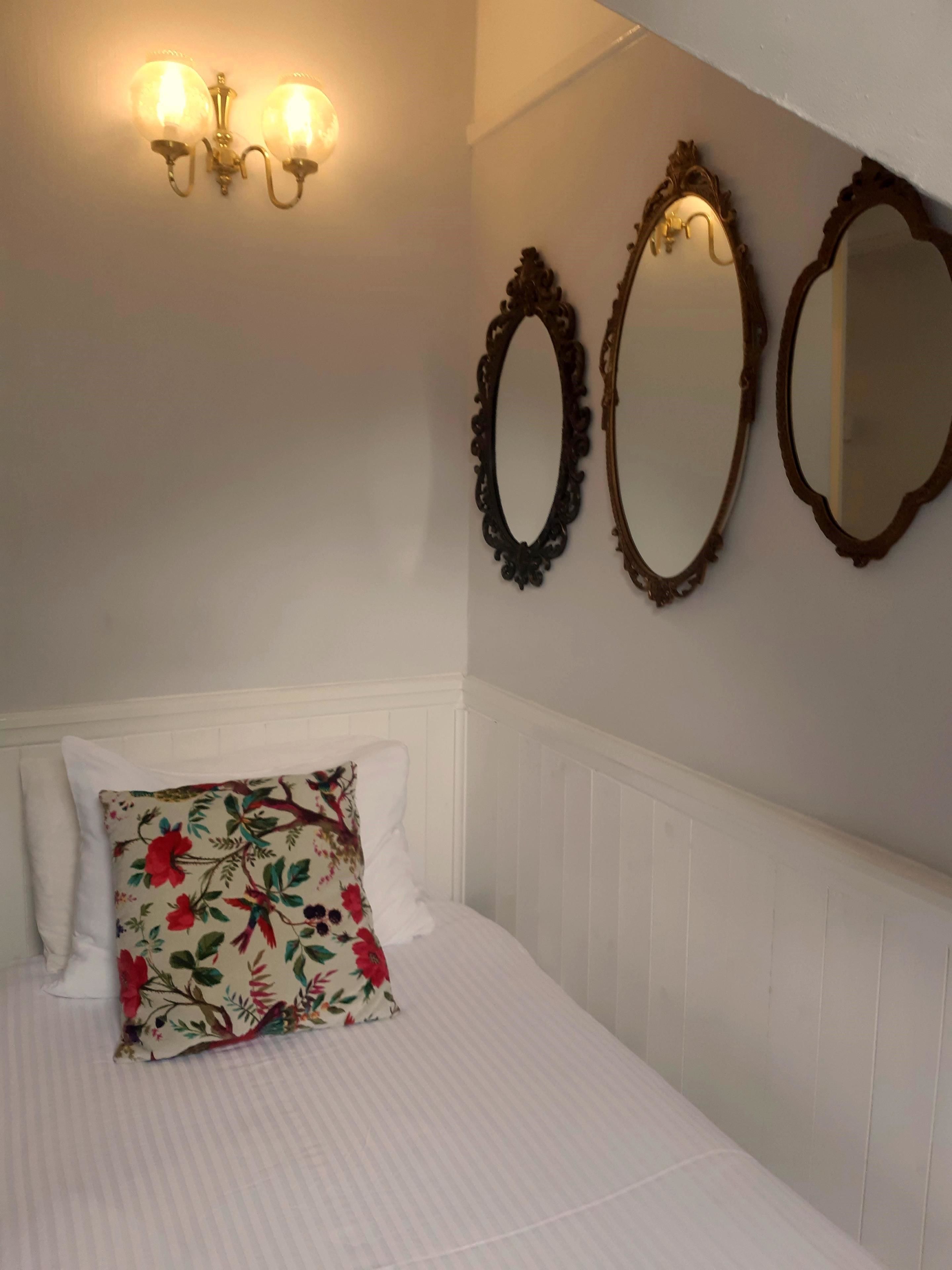 single room, private bathroom (very small) | individually decorated, individually furnished, desk, free wifi