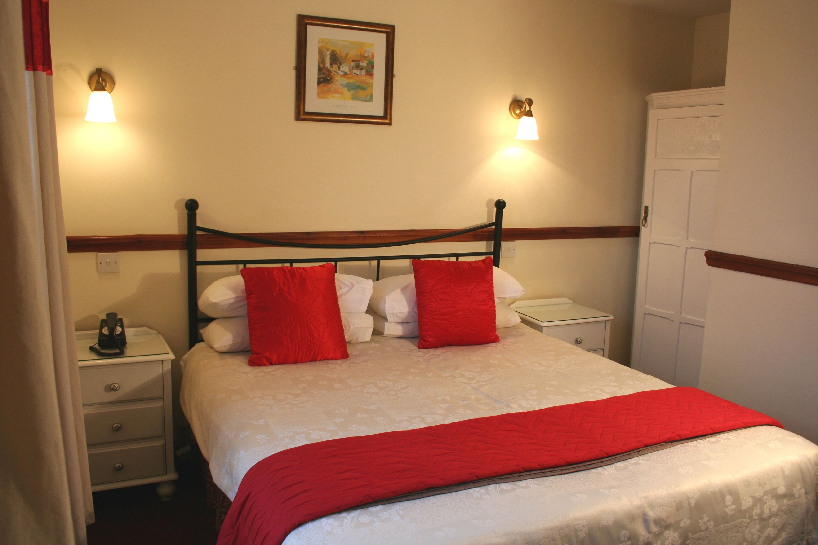 double room, private bathroom | individually decorated, individually furnished, desk, free wifi