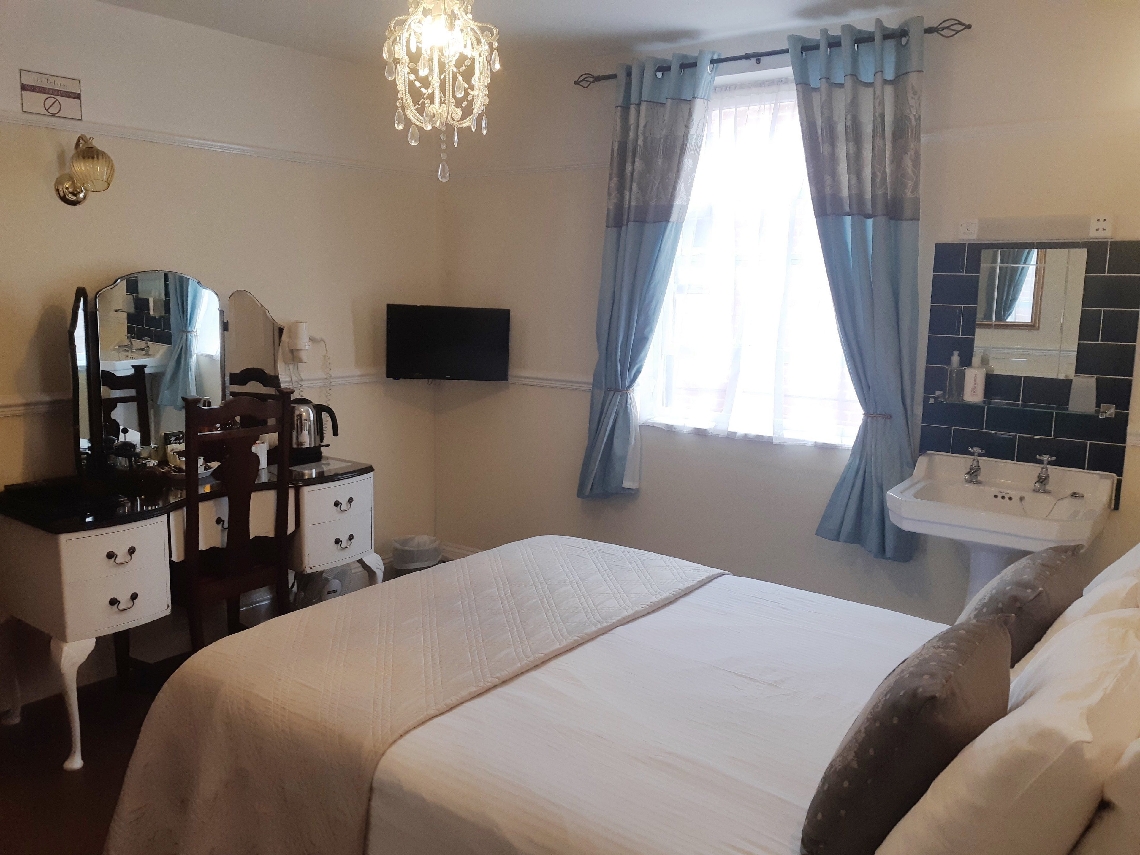 Decoración personalizada, muebles diferentes, escritorio y wifi gratis 