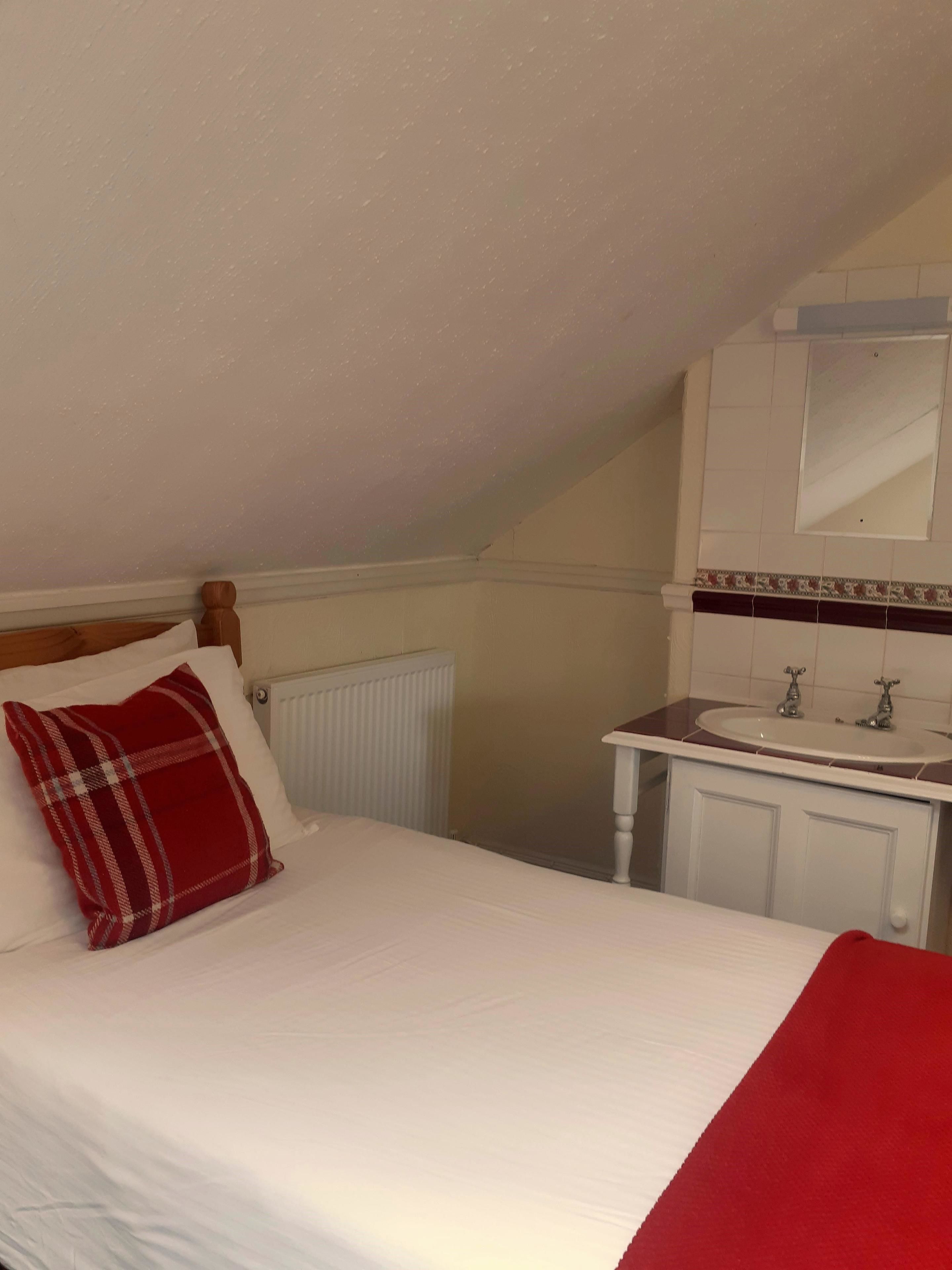 standard twin room, shared bathroom | individually decorated, individually furnished, desk, free wifi