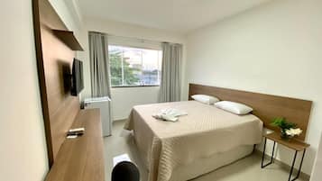 Escritorio, espacio para trabajar con laptop y wifi gratis