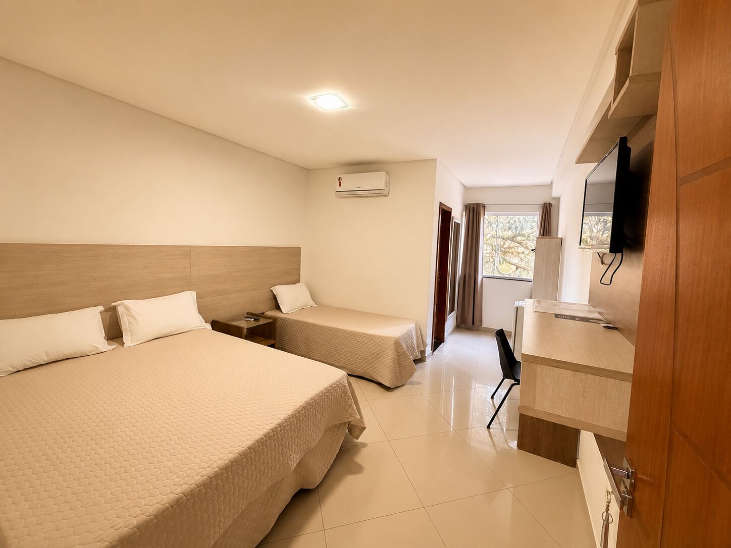 Deluxe Triple Room | Desk, laptop workspace, WiFi (free), bed sheets