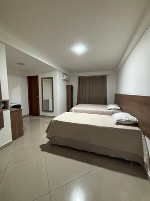 Deluxe Triple Room | Desk, laptop workspace, free WiFi, bed sheets