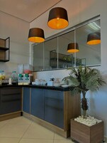 Café da manhã com buffet grátis todos os dias