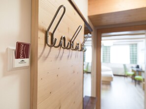 ダブルまたはツインルーム | リビング エリア | 41 インチの液晶テレビ (ケーブル放送視聴可)、テレビ