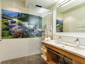 Suite familiar | Baño | Regadera, regadera tipo lluvia, secadora de cabello, toallas 