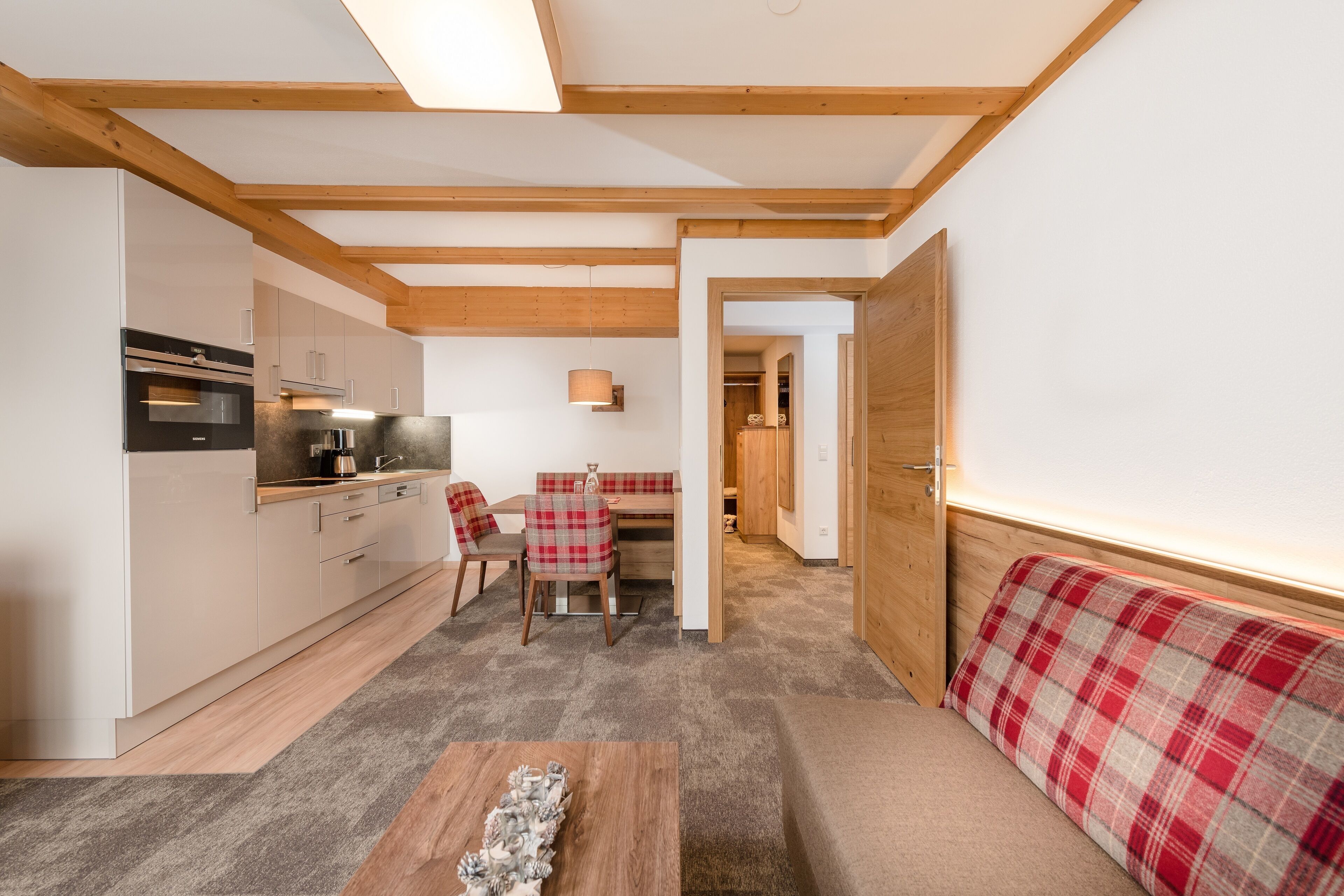 Apartment (T6) | Living area | 41-inch LCD TV with cable channels, TV