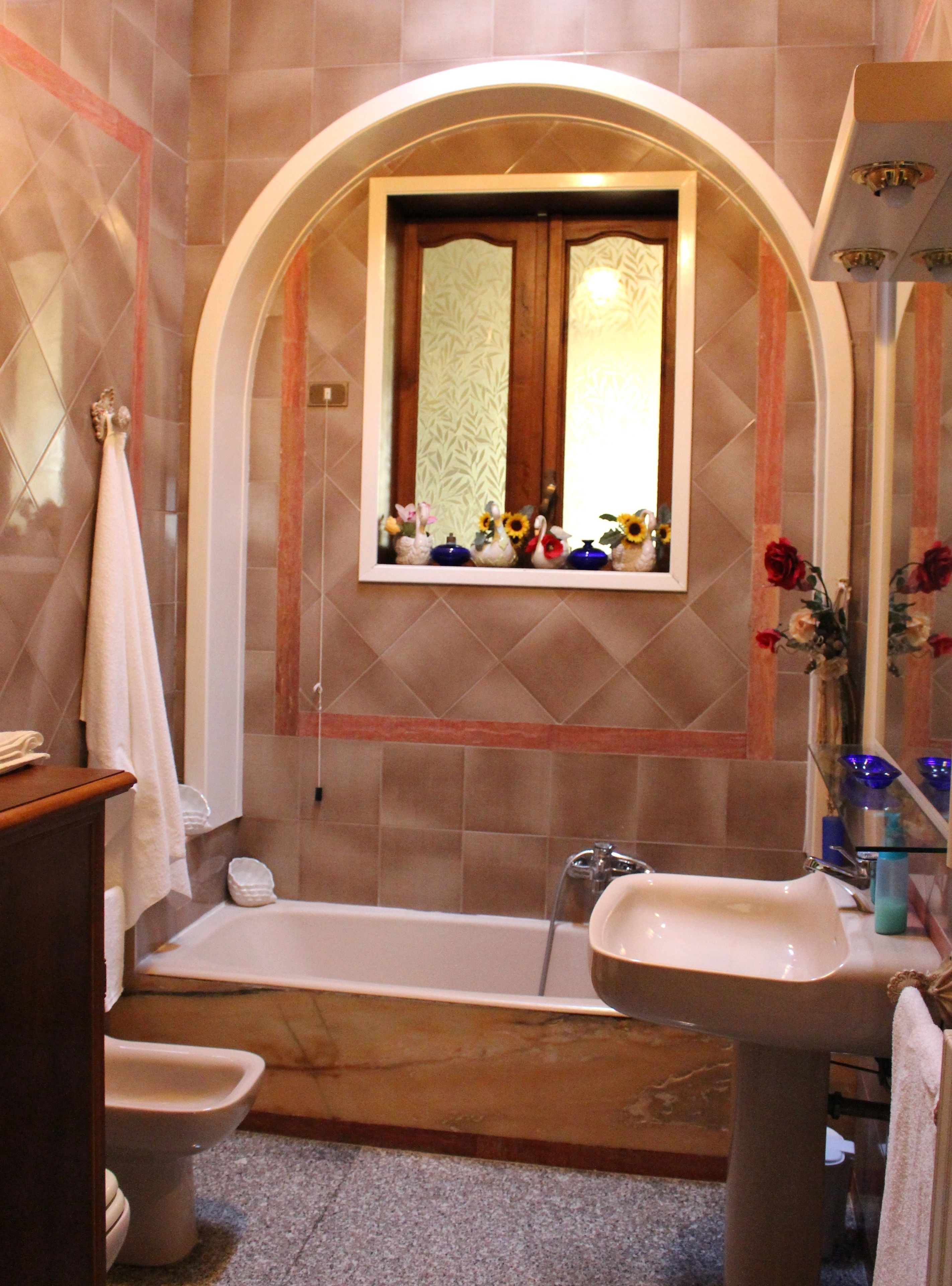 Quadruple Room (Nigella) | Bathroom | Shower, free toiletries, hair dryer, bidet