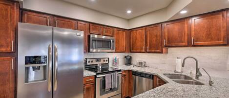Coffee/tea maker, fridge, microwave, stovetop