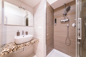 Shower, rainfall showerhead, free toiletries, hair dryer - Residenza Alexander (Rome)