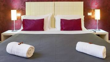 Ein Hotelzimmer mit einem großen Bett, zwei Nachttischen und zwei Nachttischlampen.