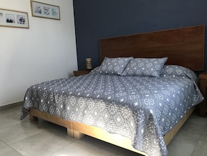 1 chambre, coffre-fort, bureau, fer et planche à repasser