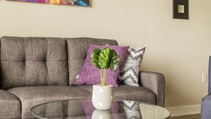 Apartamento (Ground Floor) | Área de estar | TV 43 polegadas com canais digitais, Netflix, serviços de streaming