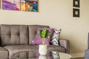 Appartement (Ground Floor) | Coin séjour | Télévision de 43 pouces avec chaînes numériques, Netflix