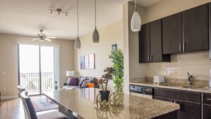 Apartamento (Ground Floor) | Cozinha privada | Cafeteira/chaleira, geladeira, micro-ondas, fogão