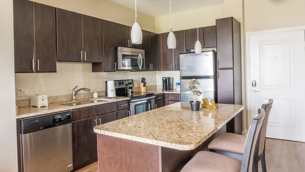 Apartamento (Ground Floor) | Cozinha privada | Cafeteira/chaleira, geladeira, micro-ondas, fogão