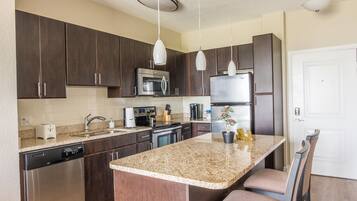Appartement (Ground Floor) | Cuisine privée | Réfrigérateur, micro-ondes, four, plaque de cuisson