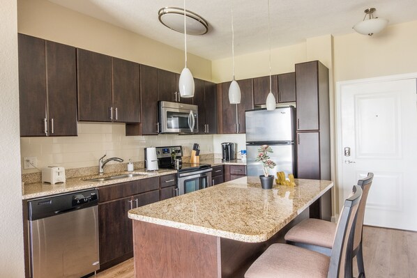 Appartement (Ground Floor) | Cuisine privée | Réfrigérateur, micro-ondes, four, plaque de cuisson