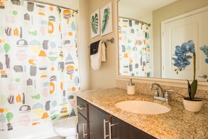 Apartamento (Ground Floor) | Baño | Ducha y bañera combinadas y artículos de higiene personal gratuitos