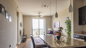 Apartamento (Ground Floor) | Área de estar | TV 43 polegadas com canais digitais, Netflix, serviços de streaming
