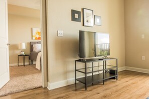 Apartment (Ground Floor) | Wohnbereich | 43-Zoll-Fernseher mit Digitalempfang, Netflix, Streaming-Dienste