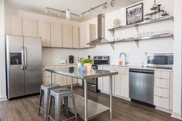 Basic Apartment, 1 Bedroom, Balcony | Private kitchen | Full-sized fridge, microwave, oven, stovetop
