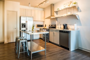 Full-sized fridge, microwave, oven, stovetop
