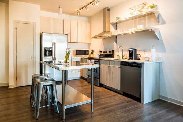 Full-sized fridge, microwave, oven, stovetop