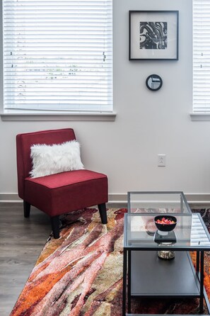 Basic-Apartment, 1 Schlafzimmer, Balkon | Wohnbereich | 43-Zoll-LED-Fernseher mit Digitalempfang, Fernseher, Netflix