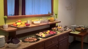 A breakfast buffet with fruits, vegetables, and beverages. - Hotel Mühlbergblick (Frankenblick)