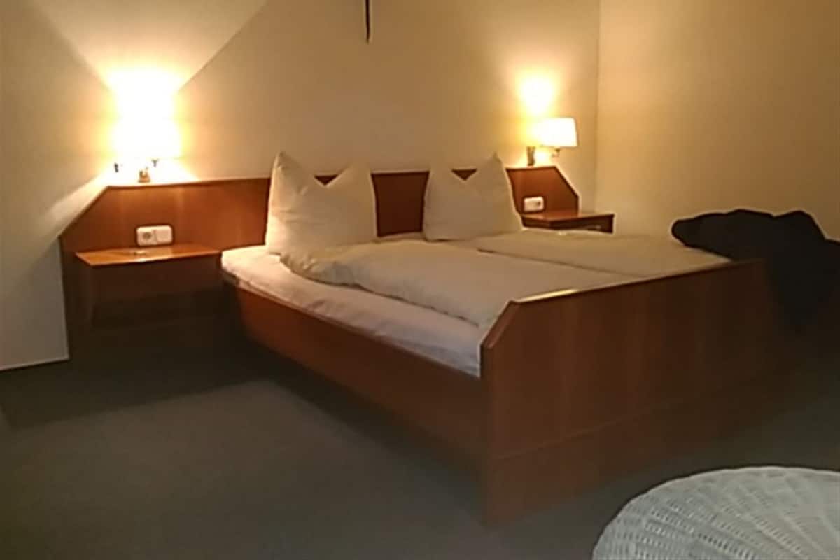 Een bureau, een laptopwerkplek, verduisterende gordijnen, babybedden