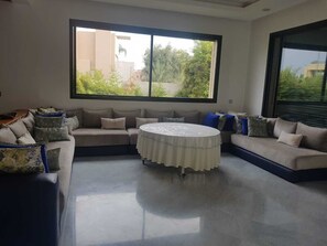 Fernseher, Kamin, Stereoanlage