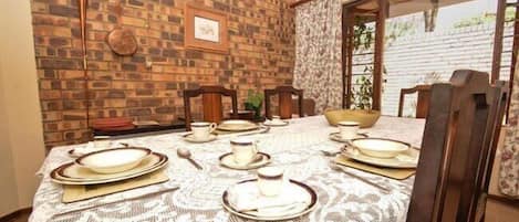 Deluxe Double Room | In-room dining