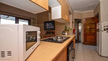 Deluxe Double Room | Private kitchen | Fridge, microwave, oven, stovetop